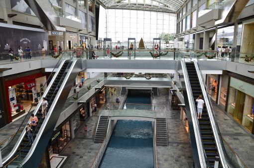  Singapur'da bir alışveriş merkezi