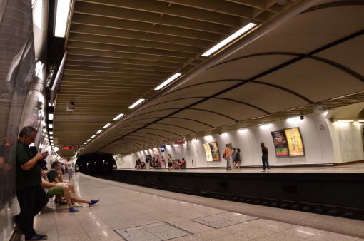  Atina'da bir metro istasyonu