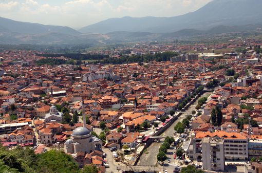  Prizren kalesinden Prizren (solda aynı semtte kilise ile camiiye dikkat)